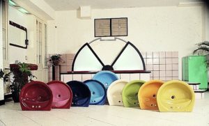 Năm 1988, thiết bị sứ vệ sinh được bán trên thị trường có nhiều màu sắc khác nhau. 